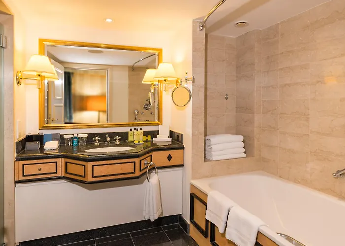فندق Hilton Waterfront