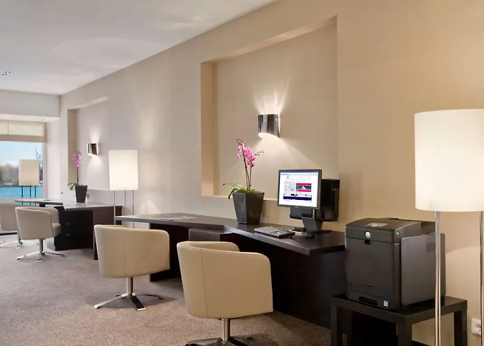 Hilton Waterfront 4* Vienna
