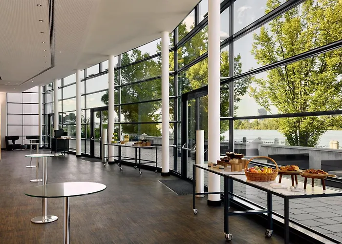 Hilton Waterfront Hotel 4*